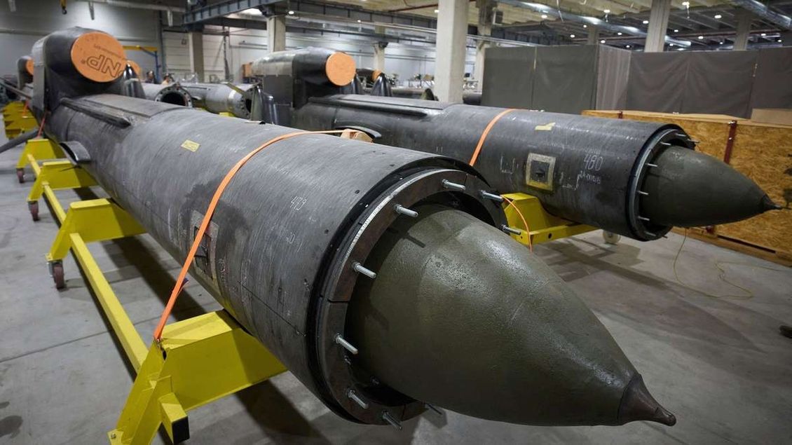 Russlands Wirtschaft in Flammen: Massiver Angriff mit Flamingo-Rakete trifft Putins Öl-Raffinerie und Waffenlager